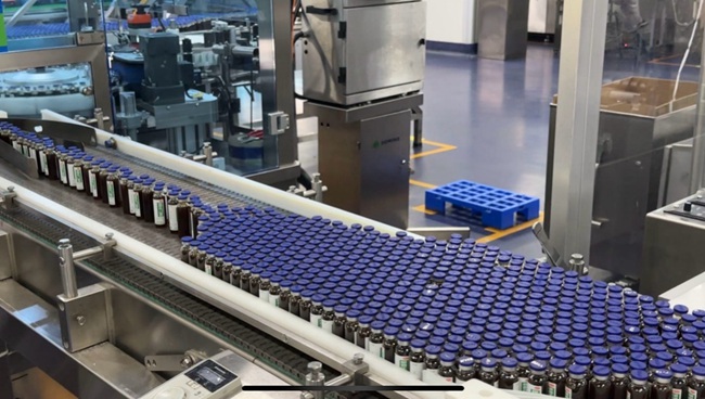 內(nèi)服液體制剤デジタル化作業(yè)場(chǎng)生産ライン。 李美玉撮影