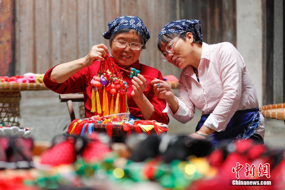 端午節(jié)が近づき無形文化遺産「徽州端午錦」作りに精を出す村民たち　安徽?歙県