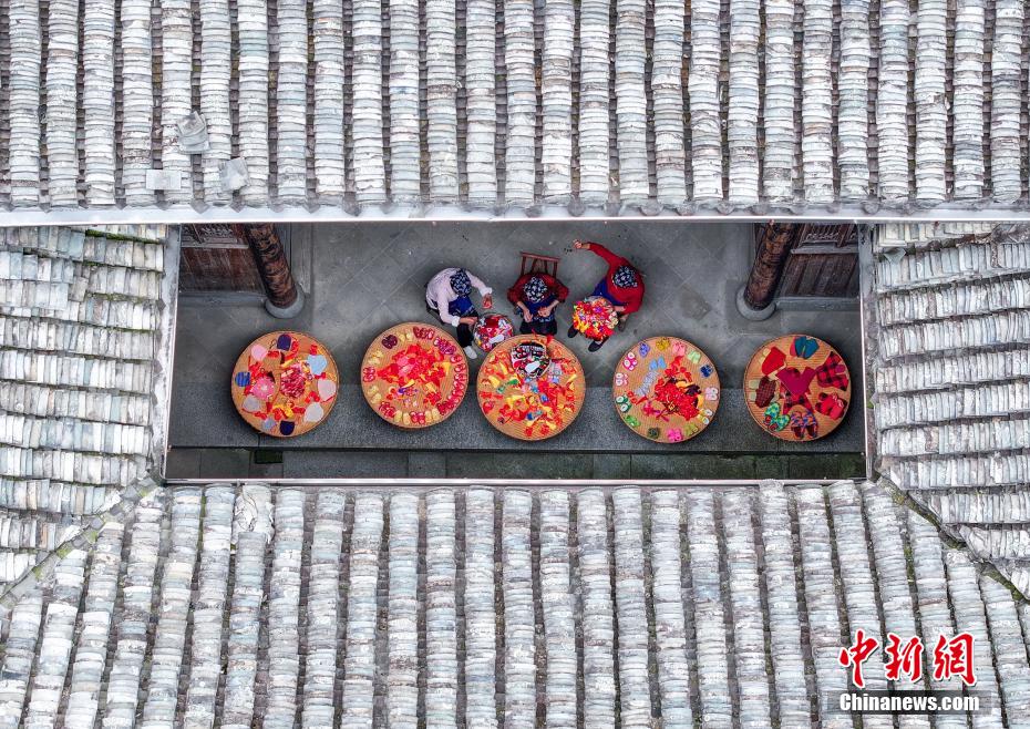 端午節(jié)が近づき無(wú)形文化遺産「徽州端午錦」作りに精を出す村民たち　安徽?歙県