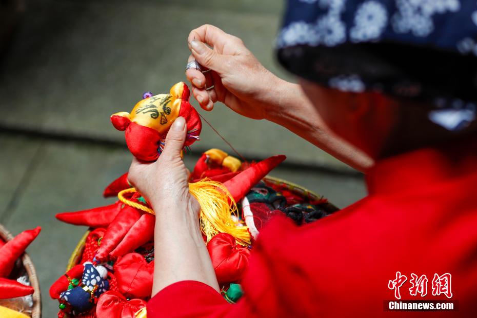 端午節(jié)が近づき無(wú)形文化遺産「徽州端午錦」作りに精を出す村民たち　安徽?歙県