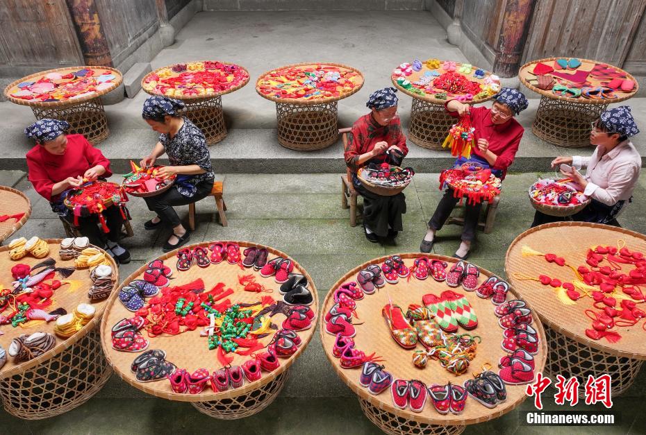 端午節(jié)が近づき無形文化遺産「徽州端午錦」作りに精を出す村民たち　安徽?歙県