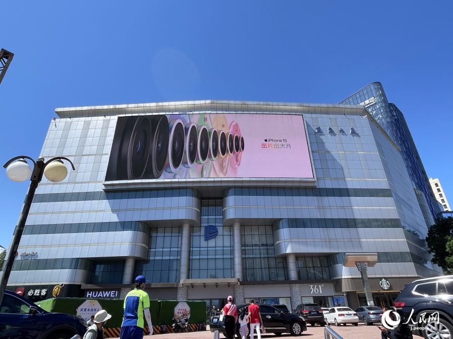 かつては朝陽區(qū)で最大規(guī)模を誇ったデパート「藍島大廈」（撮影?勝又あや子）。