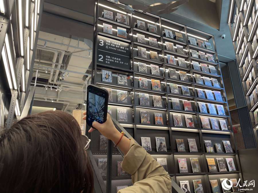 日本をはじめとした外國の雑誌などが並び、「映えスポット」として人気の階段（撮影?勝又あや子）。