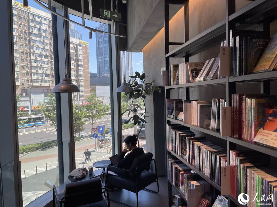 TSUTAYA BOOKSTOREの店內(nèi)でゆっくりと時間を過ごす女性客（撮影?勝又あや子）。