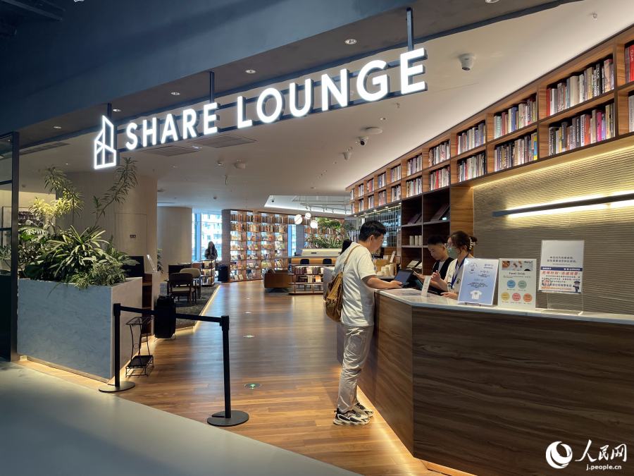TSUTAYA BOOKSTORE 3階にあるシェアラウンジ（撮影?勝又あや子）。