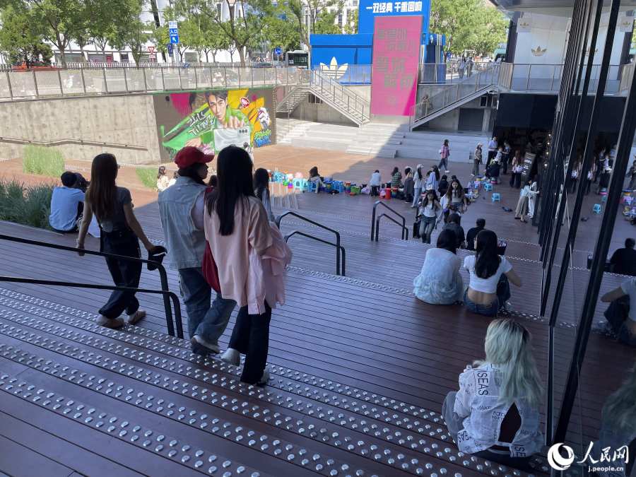 小坡劇場（URBAN THEATER）で思い思いにくつろぐ若者たち（撮影?勝又あや子）。