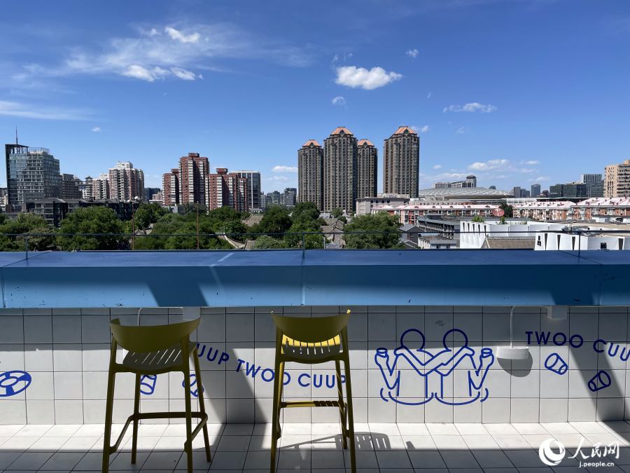 朝外天空（THE CLOUD）からの眺め。右奧に見えるドーム狀の建物は工人體育場（撮影?勝又あや子）。