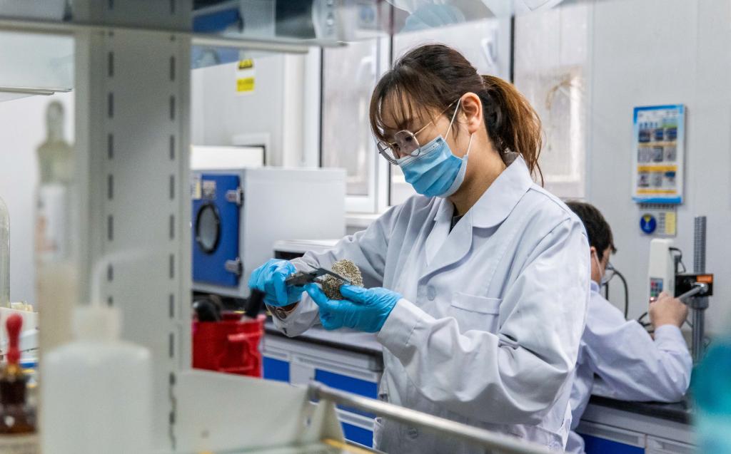 4月26日、貓砂の固まり方を調(diào)べる赤峰市蒙宏新材料有限公司の技術(shù)者。