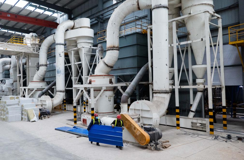 4月26日、貓砂生産ラインで設(shè)備を設(shè)置している寧城県星美科技有限公司の作業(yè)員。