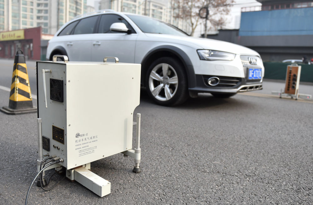 2017年1月5日、北京市通州區(qū)で排気ガスの検査を受ける車(chē)両（撮影?張晨霖）。