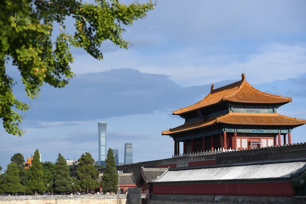 2020年9月3日に撮影された故宮博物院の神武門(mén)の向こう側(cè)に見(jiàn)える中心業(yè)務(wù)地區(qū)（CBD）の建築群（撮影?鞠煥宗）。