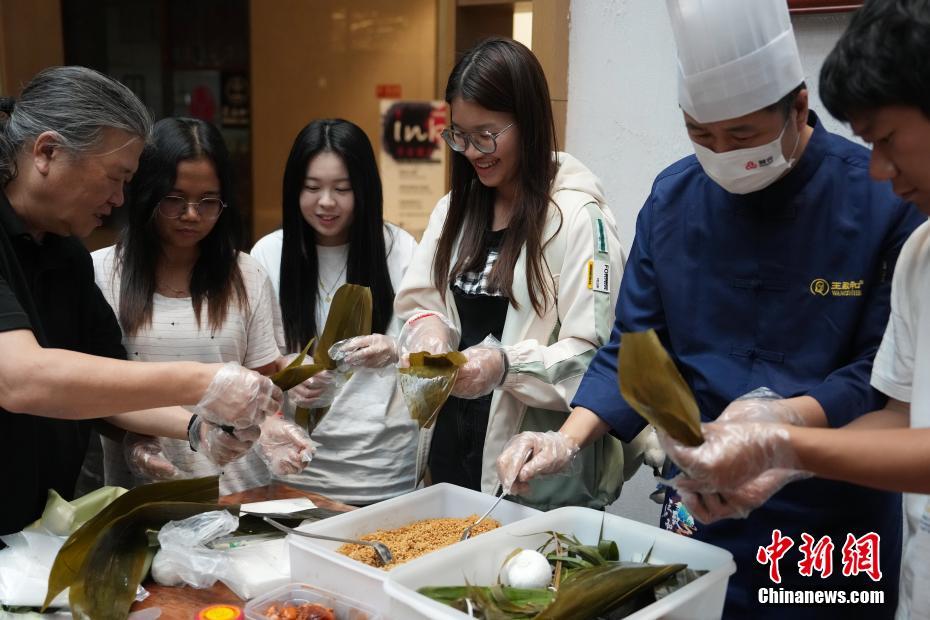 端午節(jié)控え、各國の留學(xué)生が中國の伝統(tǒng)文化を體験　北京