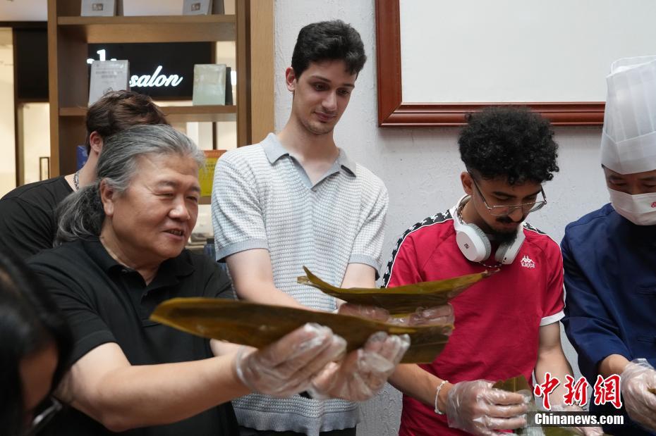 端午節(jié)控え、各國の留學生が中國の伝統(tǒng)文化を體験　北京