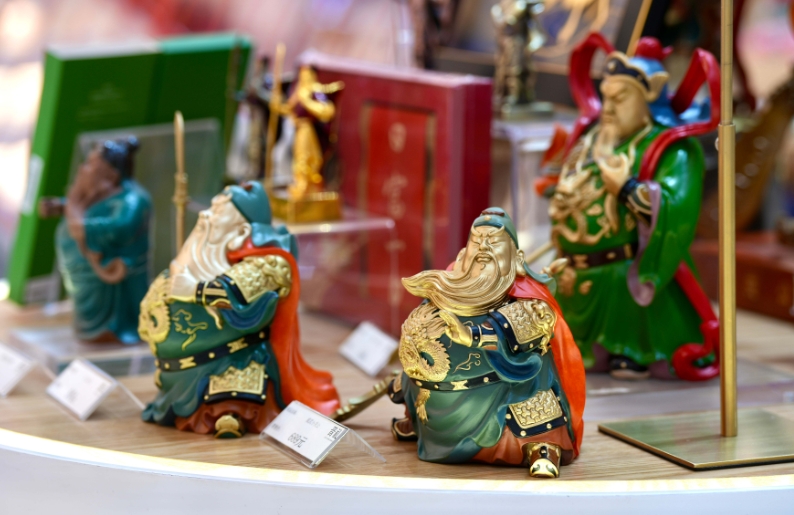 山西省生まれの関羽をモチーフにした文化クリエイティブグッズ（撮影?盧鵬宇）。