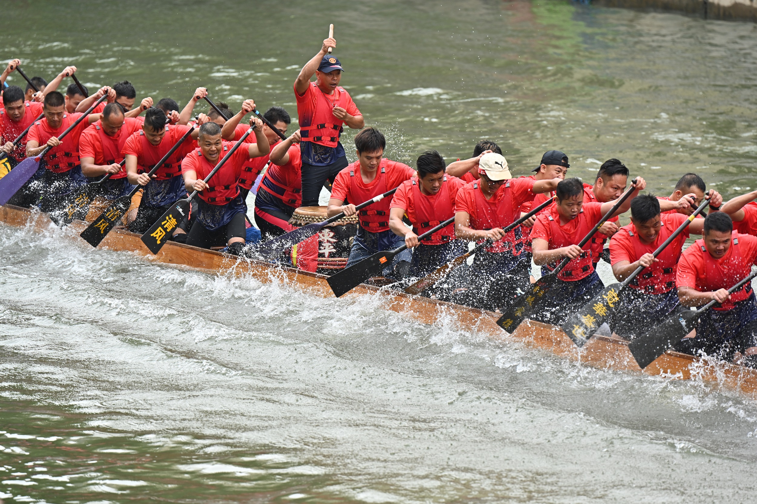 広州の車陂ドラゴンボートレースが開催　白熱したレースを披露