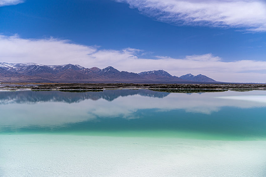 青海省海西蒙古（モンゴル）族蔵（チベット）族自治州大柴旦（ターチャイダム）にある「翡翠湖」（撮影·比屋根悠亮）。