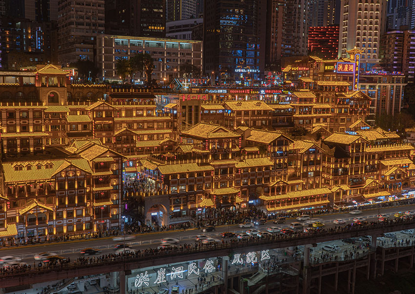 重慶市洪崖洞の夜景（撮影·比屋根悠亮）。
