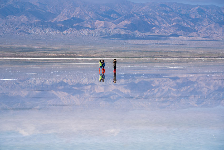 青蔵高原（チベット高原）にある青海省海西蒙古（モンゴル）族蔵（チベット）族自治州烏蘭（ウラン）県の茶卡（チャカ）塩湖（撮影·比屋根悠亮）。