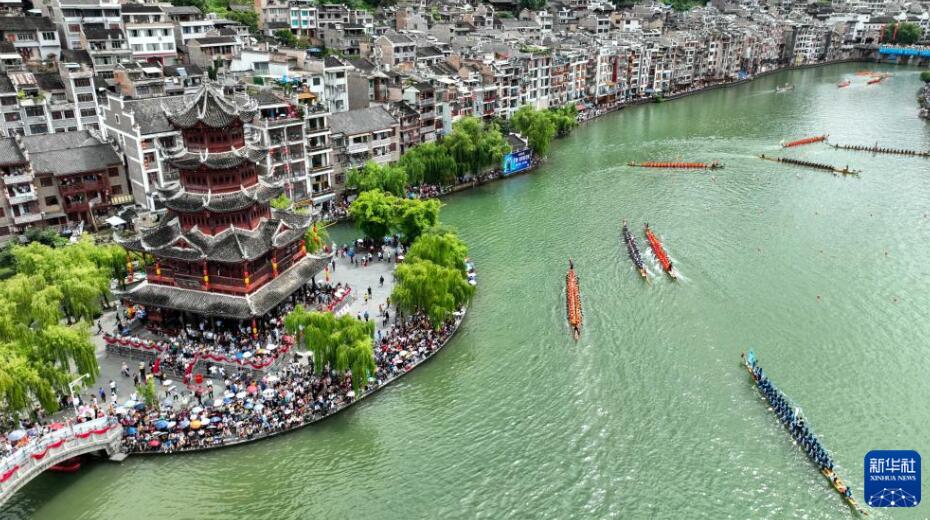 ドラゴンボートレースで端午節(jié)を祝う