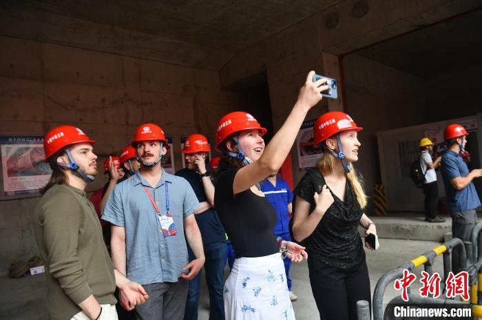 米國の青年たちがスマート?インフラを見學(xué)　四川省成都