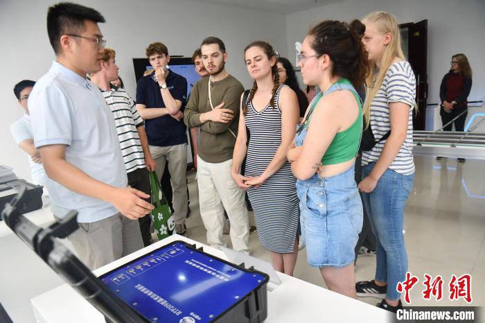 米國の青年たちがスマート?インフラを見學(xué)　四川省成都