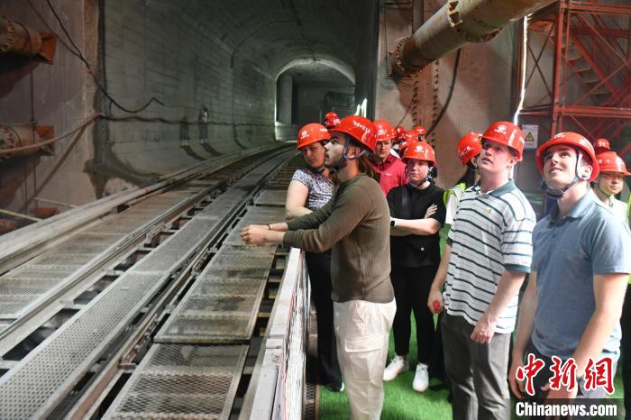 米國の青年たちがスマート?インフラを見學(xué)　四川省成都