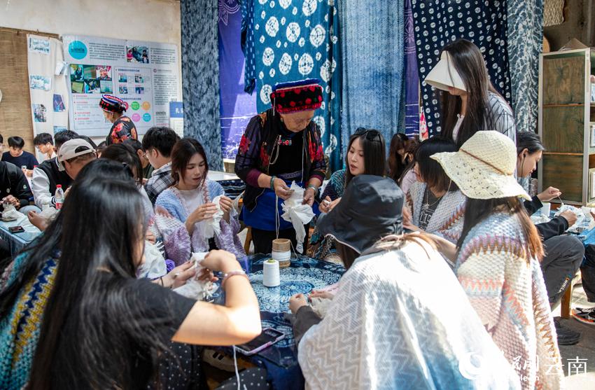 藍(lán)色と白色が織りなす美しい「白族扎染」　雲(yún)南省大理