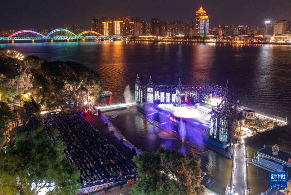 松花江畔で大型パフォーマンス「遇見?哈爾浜」を鑑賞する観客（6月10日、ドローンによる撮影?謝剣飛）。