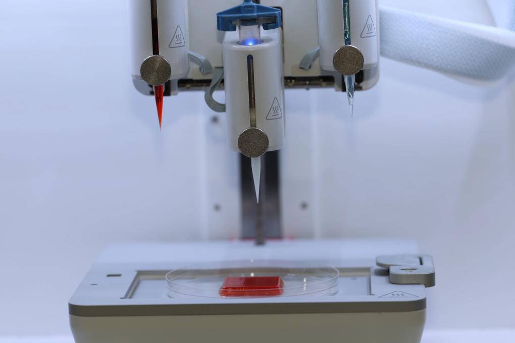 南京農(nóng)業(yè)大學肉品質(zhì)制御?新資源創(chuàng)成全國重點実験室、國家肉品質(zhì)安全制御工學技術(shù)研究センターで展示された3Dバイオプリンティング細胞培養(yǎng)肉技術(shù)。撮影?趙久龍