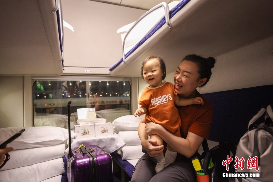 北京と香港を結ぶ初の高速寢臺列車が香港特區(qū)に到著