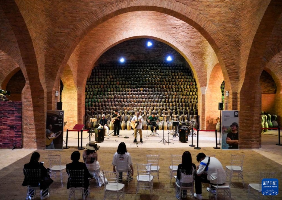 観光客を魅了する「蕓術(shù)小鎮(zhèn)」　雲(yún)南省彌勒