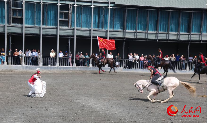 馬術(shù)パフォーマンスを披露する「汗血馬」（撮影?李龍）。