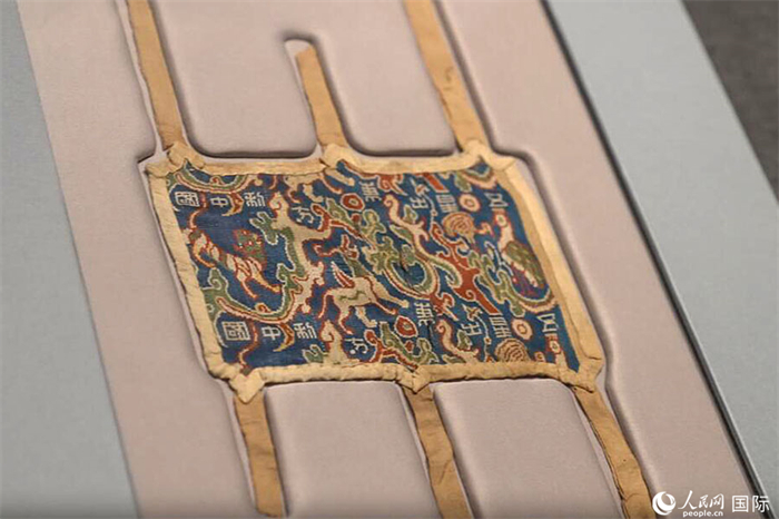 錦織りの護臂「五星出東方利中國」（撮影?張麗婭）