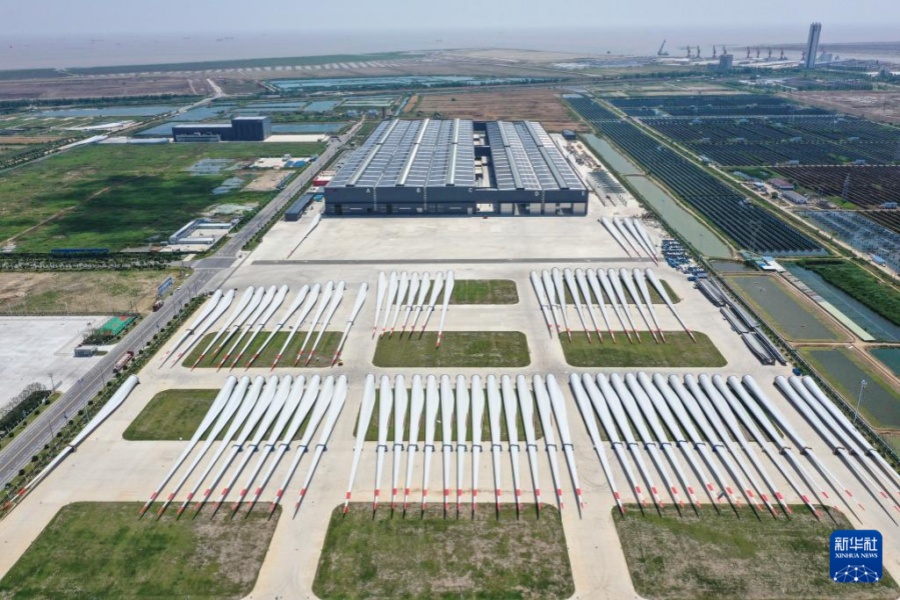 射陽港低（ゼロ）炭素産業(yè)パーク內(nèi)の中車風(fēng)力発電ブレード工程有限公司（ドローンで撮影）。撮影?楊磊