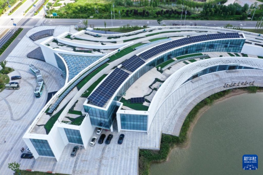 射陽港低（ゼロ）炭素産業(yè)研究院の屋根で使用されている太陽光発電システム（ドローンで撮影）。撮影?楊磊