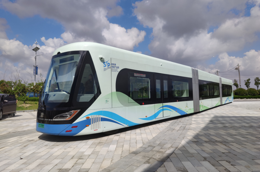 射陽港低（ゼロ）炭素産業(yè)研究院前の「ゼロ炭素バス」。撮影?李然