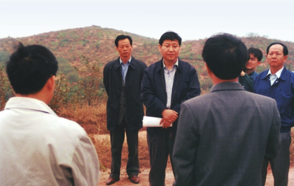 1999年11月、竜巖市長汀県の河田土壌流出対策區(qū)を視察した習(xí)近平氏（『福建省における習(xí)近平（下）』より）