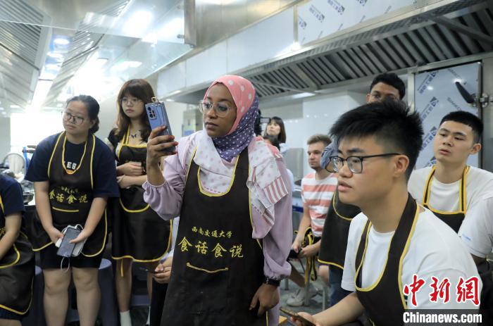 四川の大學(xué)が四川料理學(xué)ぶ講座開設(shè)、外國人留學(xué)生も聴講