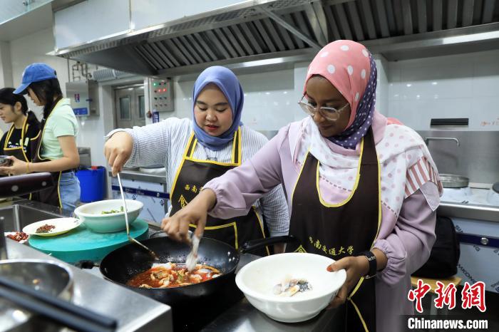 四川の大學(xué)が四川料理學(xué)ぶ講座開(kāi)設(shè)、外國(guó)人留學(xué)生も聴講