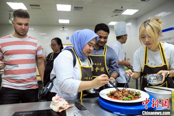 四川の大學(xué)が四川料理學(xué)ぶ講座開設(shè)、外國人留學(xué)生も聴講