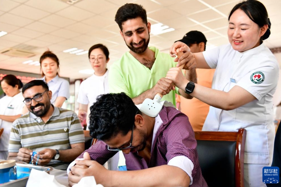 外國人留學(xué)生たちが中醫(yī)薬の魅力を體験　山東省青島