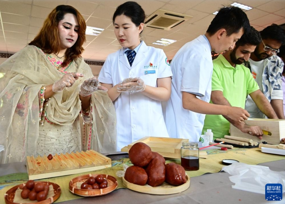 外國人留學生たちが中醫(yī)薬の魅力を體験　山東省青島
