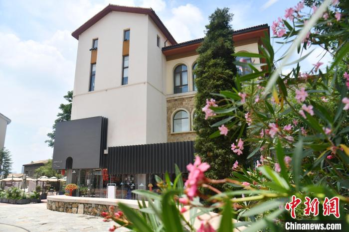 花に囲まれた四川省成都市のA4美術(shù)館（6月19日撮影?張浪）。