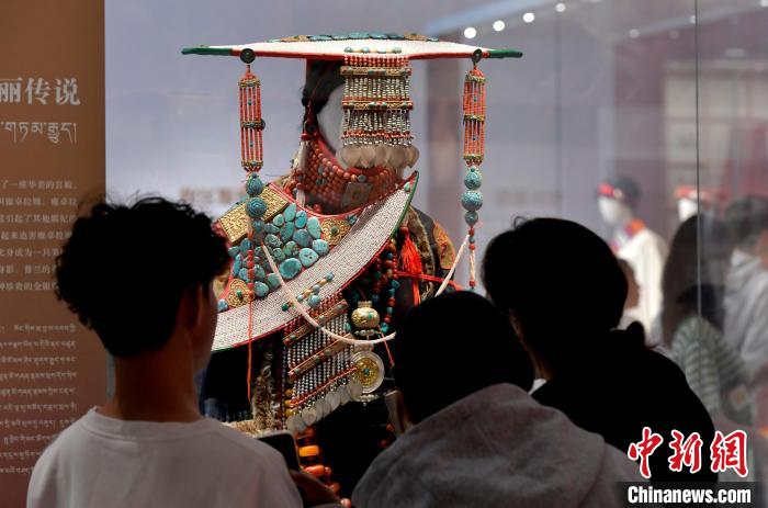 旅行のオンシーズン到來し來場(chǎng)者で賑わう西蔵博物館