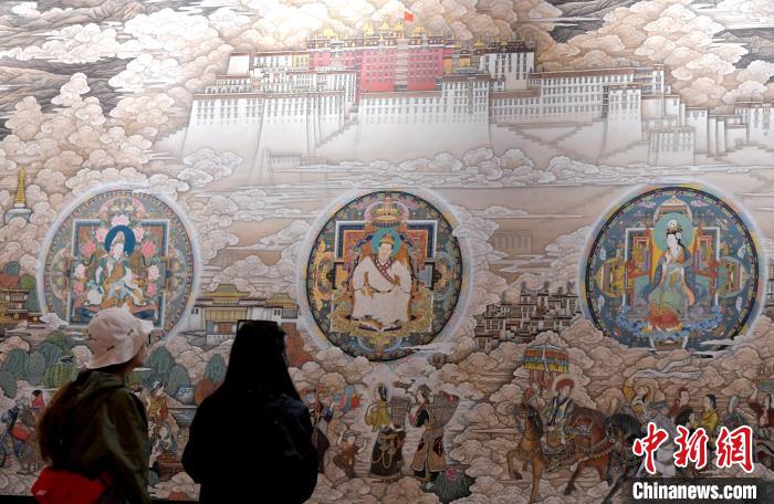 旅行のオンシーズン到來し來場者で賑わう西蔵博物館