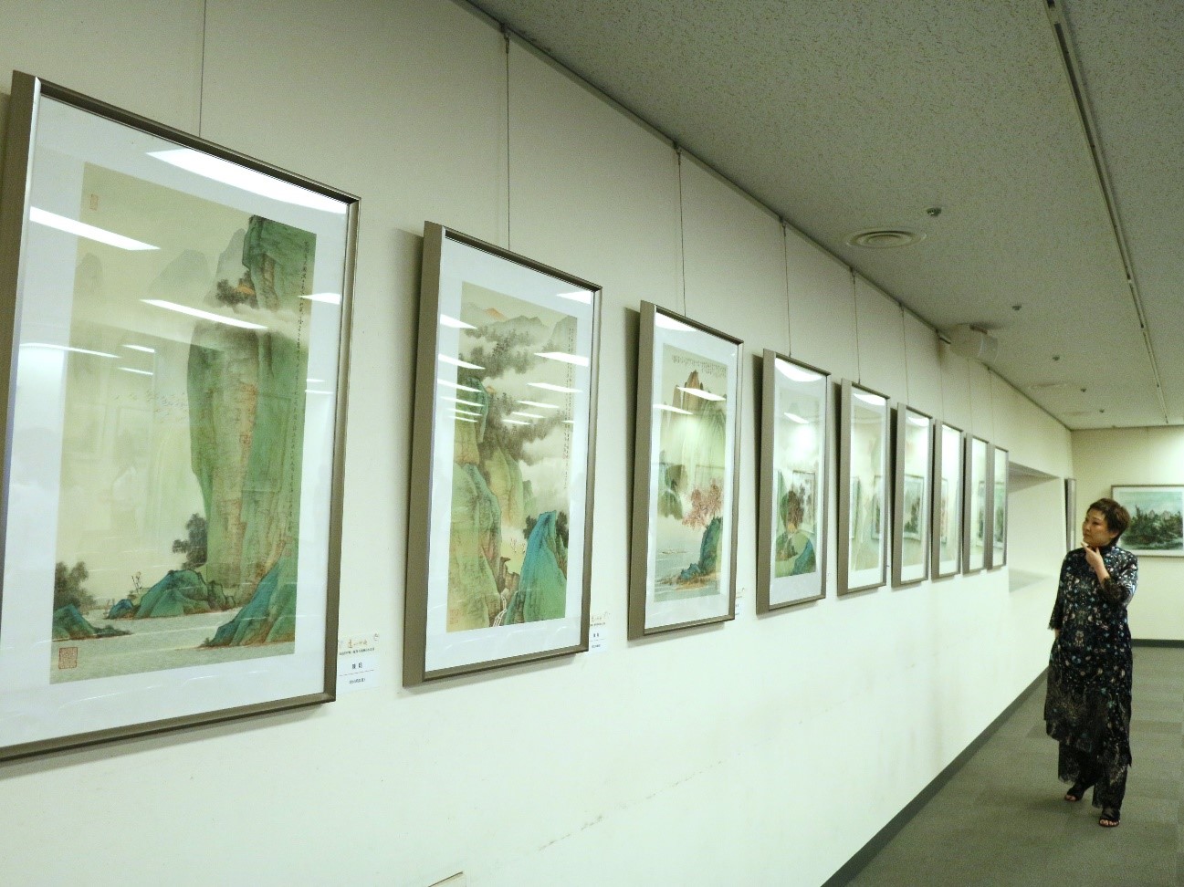 展示されている山水畫を鑑賞するゲスト（撮影?許可）。