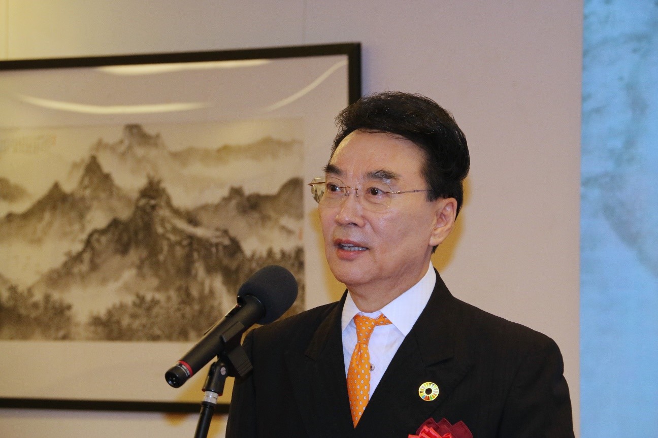 挨拶する在日中國企業(yè)協(xié)會の王家馴會長（撮影?許可）。