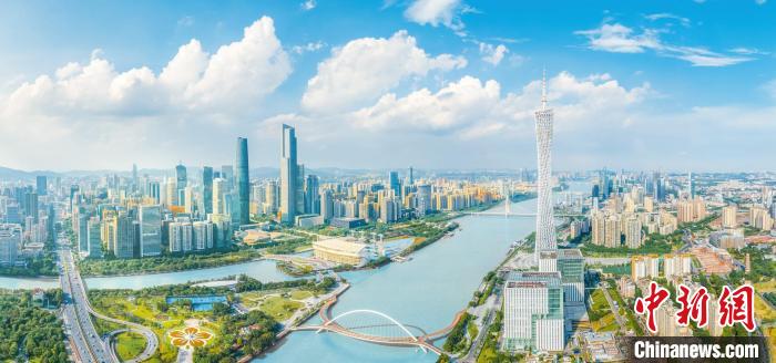 広州市を流れる珠江の両岸の風(fēng)景（寫(xiě)真提供?広州市文化?ラジオ?テレビ?観光局）。