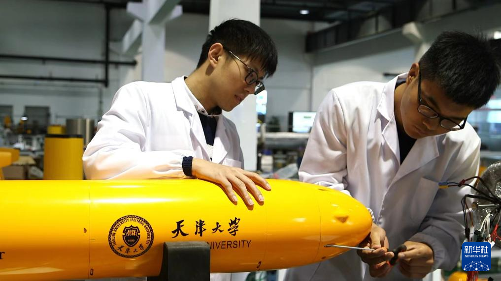 作業(yè)中の天津大學(xué)深海スマート設(shè)備「海燕」の研究開発チーム。