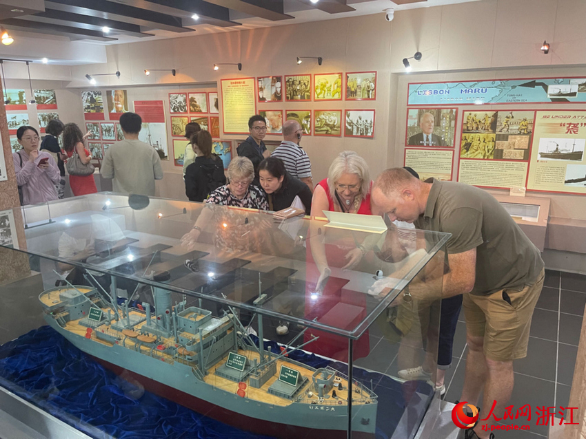 「りすぼん丸」救助記念館で、沈沒した「りすぼん丸」の模型を見る英軍捕虜の子孫（ 撮影?王麗瑋）